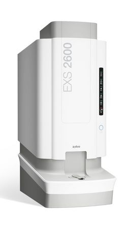 Seitliche Ansicht des weißen Laboranalysegeräts Zybio EXS 2600 mit Bedienfeld und Probenfach.
