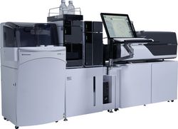 Laboranalysegerät Shimadzu CLAM-2040 mit integrierter Probenaufbereitung, HPLC-Modulen und Steuerungsmonitor.