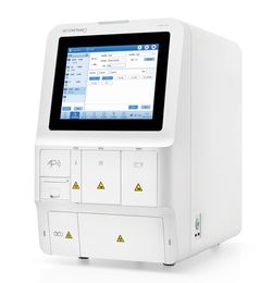 Weißes Analysegerät Medcaptain Immu F6 mit großem Touchscreen und mehreren Probenfächern für Labordiagnostik.